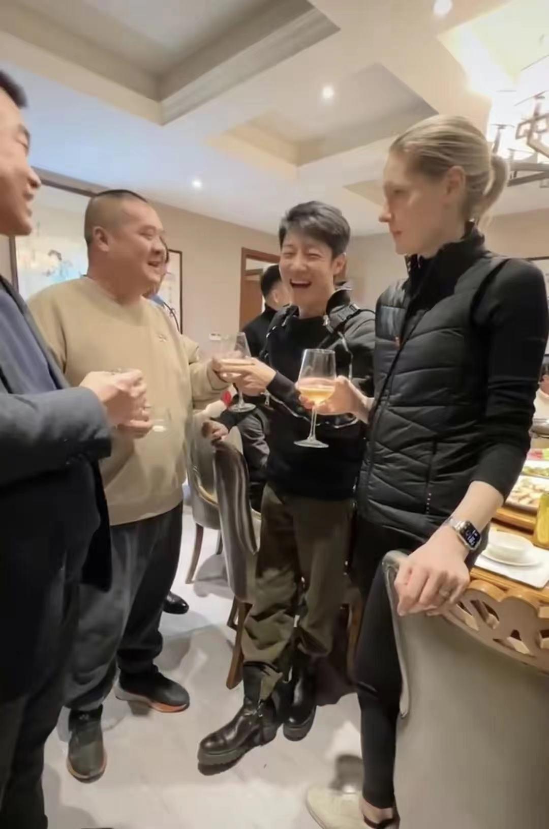 撒贝宁携妻女出游白发明显!李白似少女,3岁混血女儿高颜值像妈