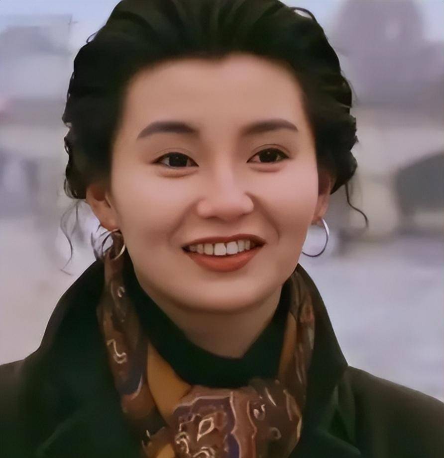 张曼玉简约优雅亮相戛纳,展现独特魅力与自信风采