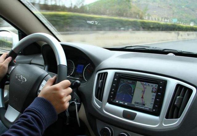 开车行驶中刹车失灵,可以把汽车熄火吗?最好不要这么做