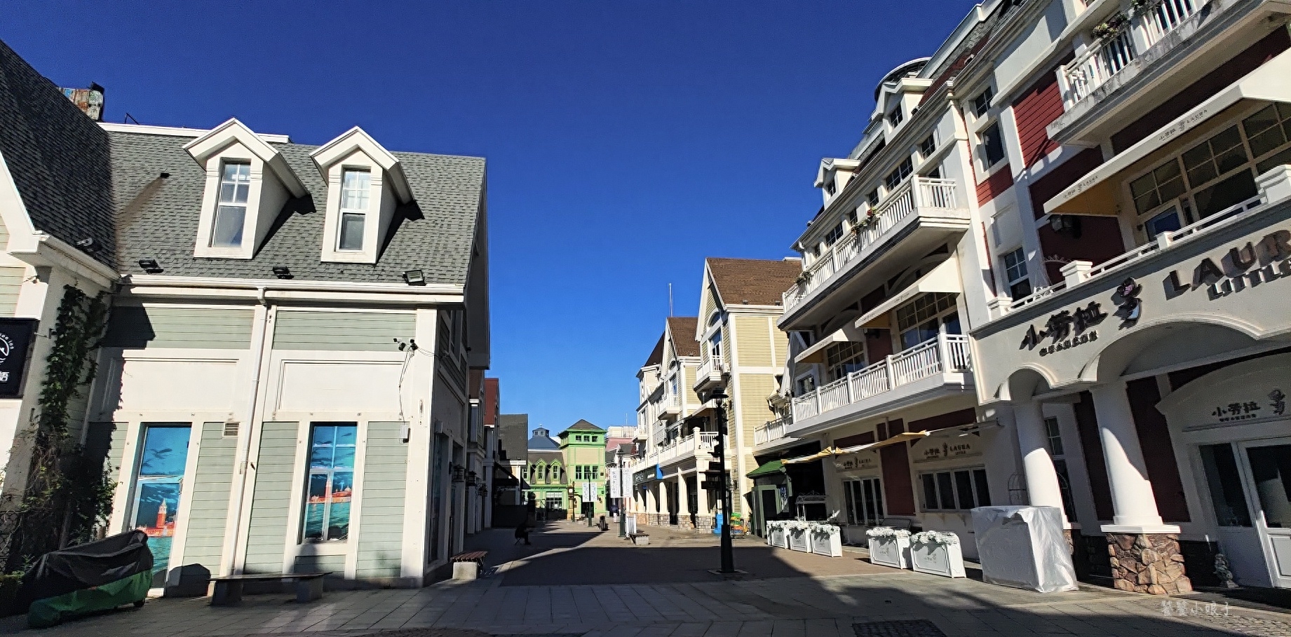 马卡龙色系的尖顶屋,海岸边的白色城堡,灯塔下的一艘艘渔船,治愈的