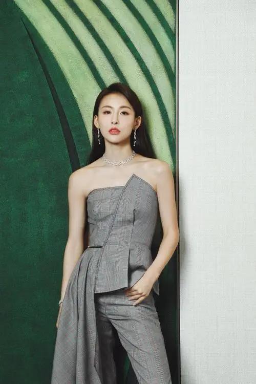 "富二代收割机"贾青38岁不显老,性感紧身裙沙漠度假,时尚养眼