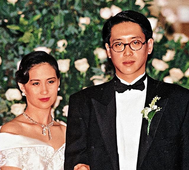 因为在采访中,许晋亨谈和和前妻婚姻,当时的他看起来非常的后悔离婚