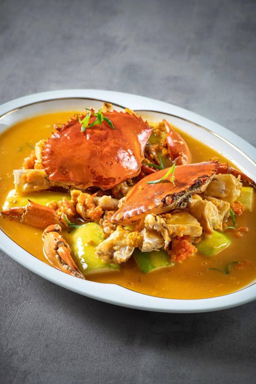 如"鲜掉眉毛"的海胆膏蟹烧黑毛节瓜,没有过多调味,仅以龙虾汤,海胆等