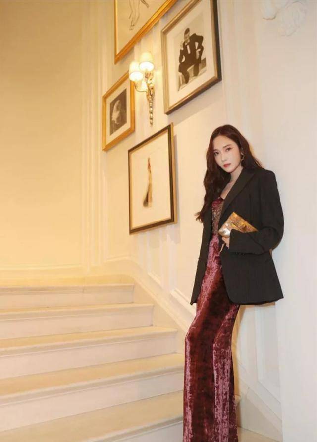 田海蓉高级脸真能扛,穿丝绒连体裤亮相好吸睛,这不抢模特饭碗吗