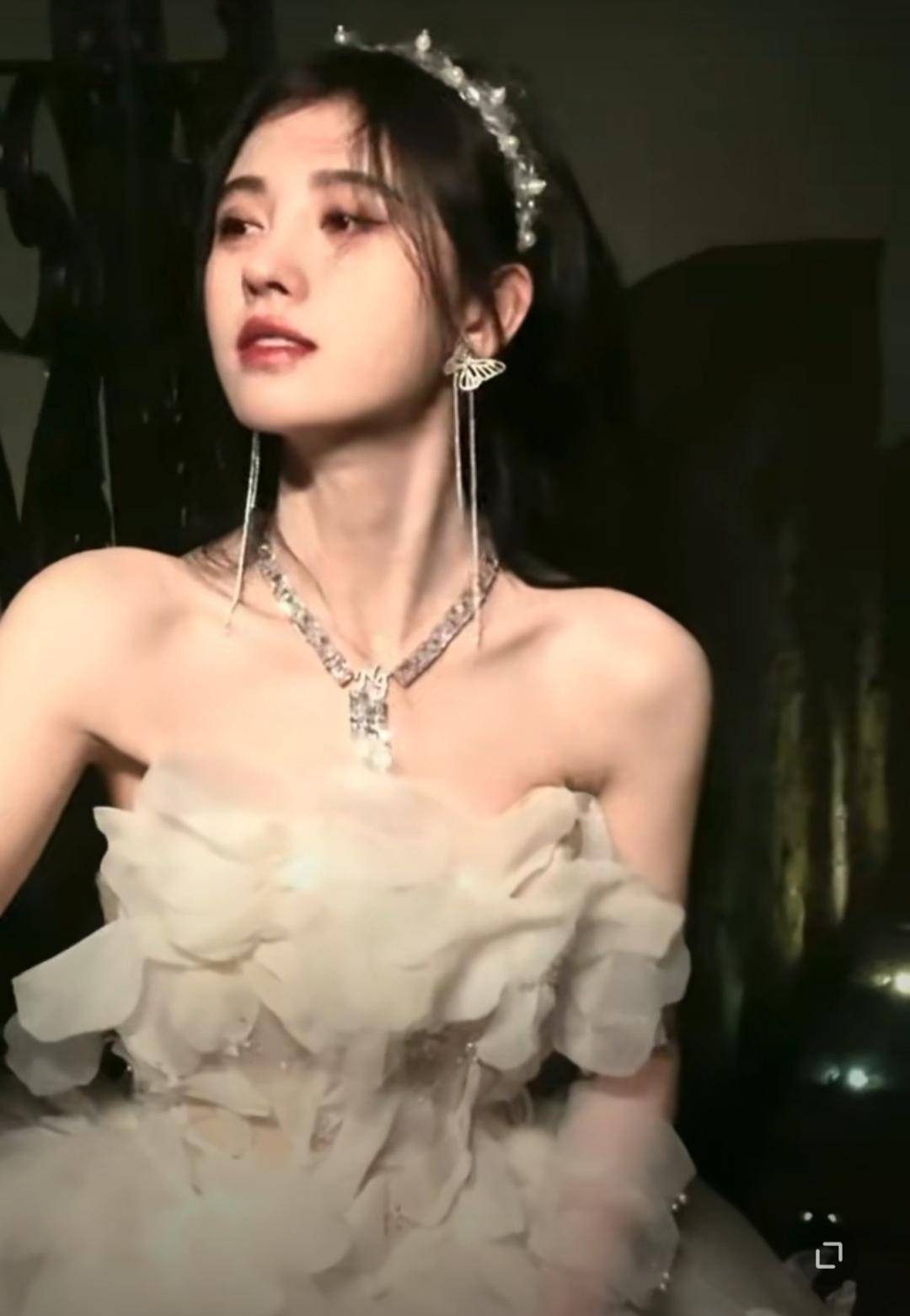 鞠婧祎为凹出"直角肩"太拼,用力缩肩膀,抬下巴,看清拍摄效果我酸了