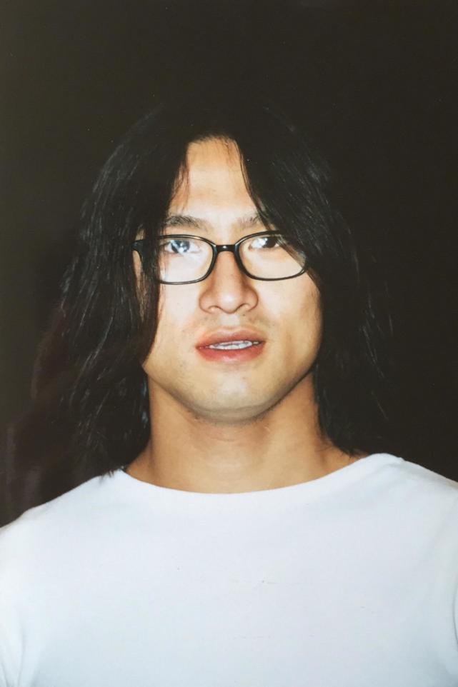 尽管在当时汪峰不被理解,但他一身帅气皮衣,十分帅气,受到不少女生