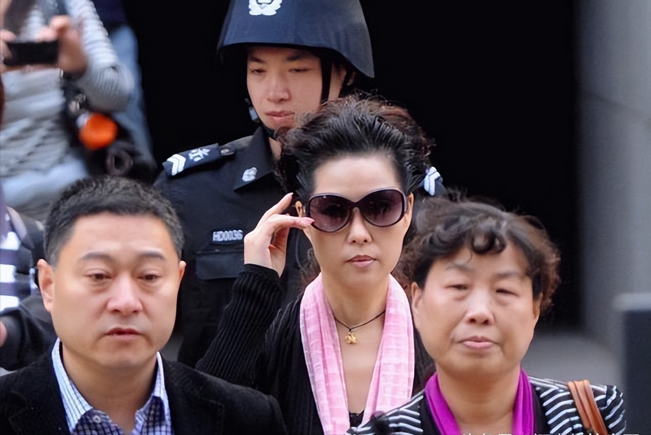 李天一出狱后首曝全家福 狱中10年大变样(父母陪着改过自新)_社会