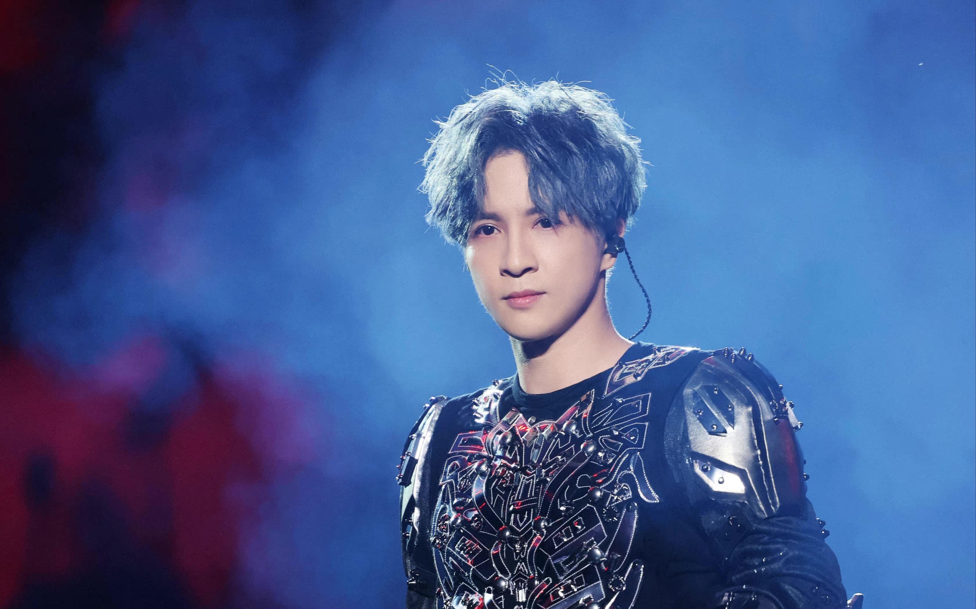 薛之谦唱到一半被伴舞撞飞,这操作不意外,上热搜很意外!