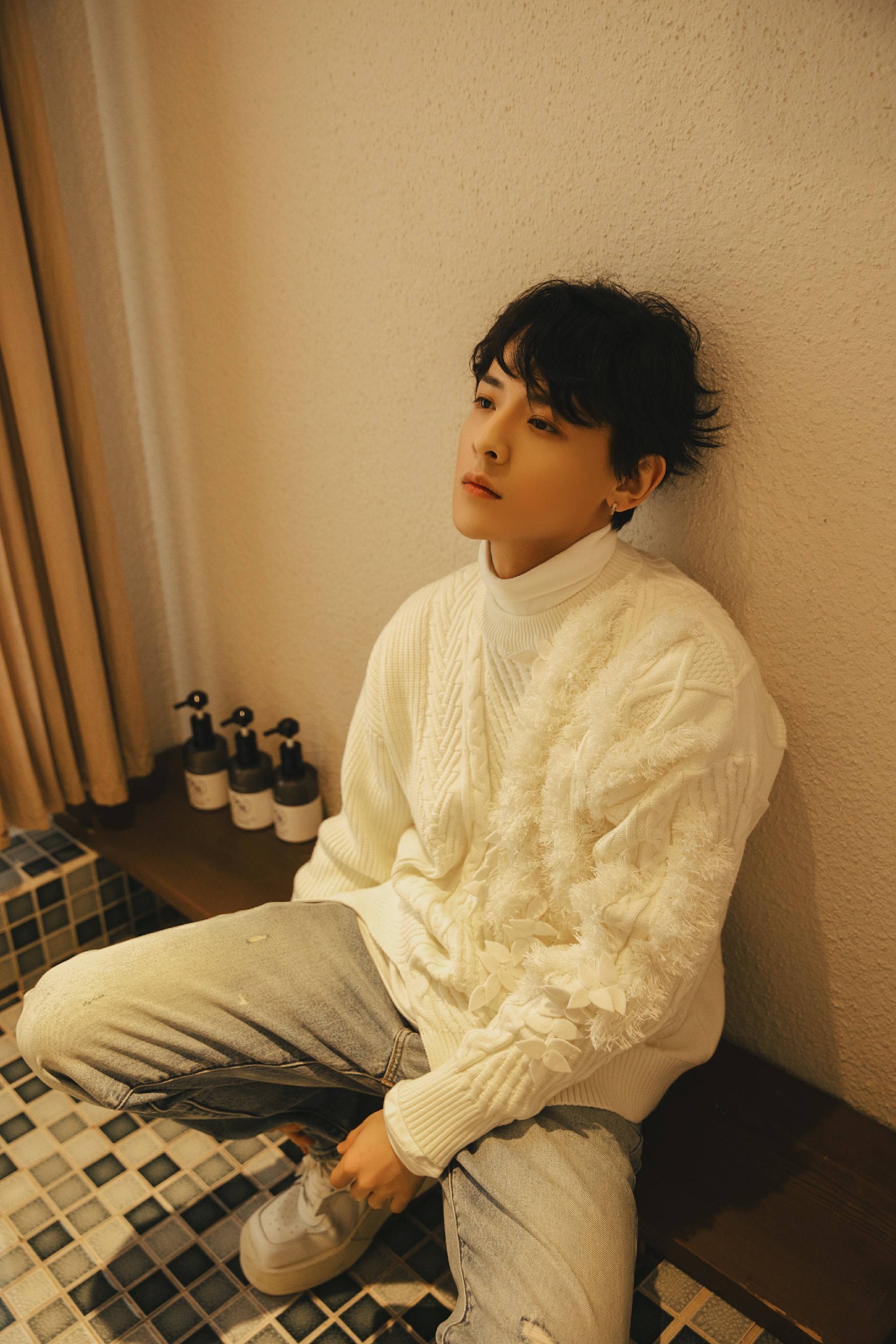 小兰花娱乐旗下演员白澍春日慵懒风写真释出,尽现邻家大男孩气质