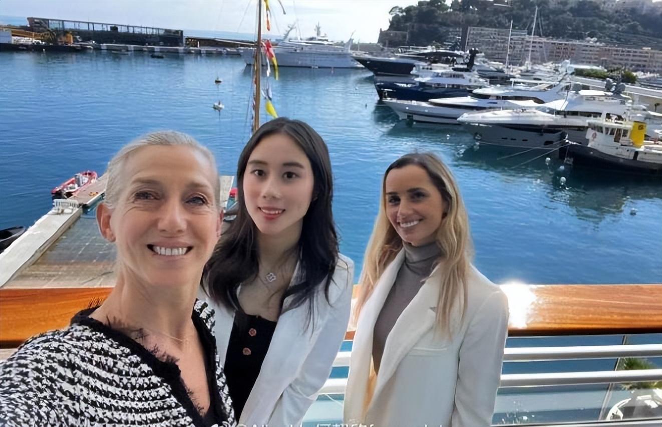 何超欣霍启文同框出席活动,像一对豪门情侣,24岁何超欣又漂亮了