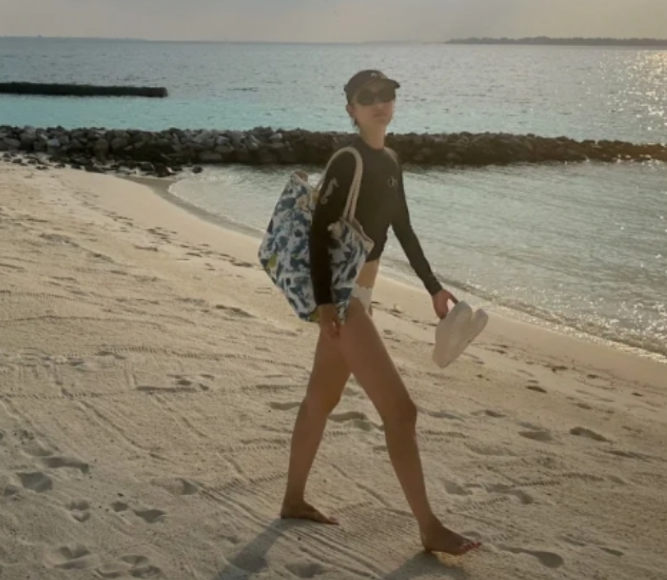 不知道下一次的分享里,袁姗姗会不会再度给大家展示不一样的泳装美照