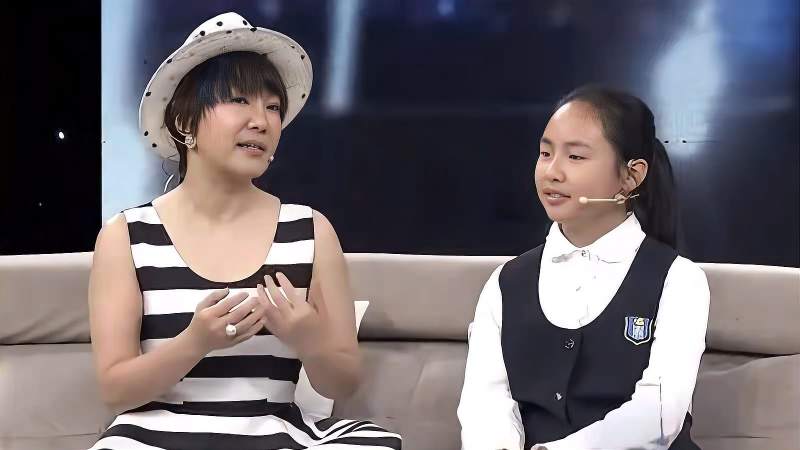 47岁周艳泓现身酒会,面若桃花身材窈窕,热情邀男领导唱情歌被拒