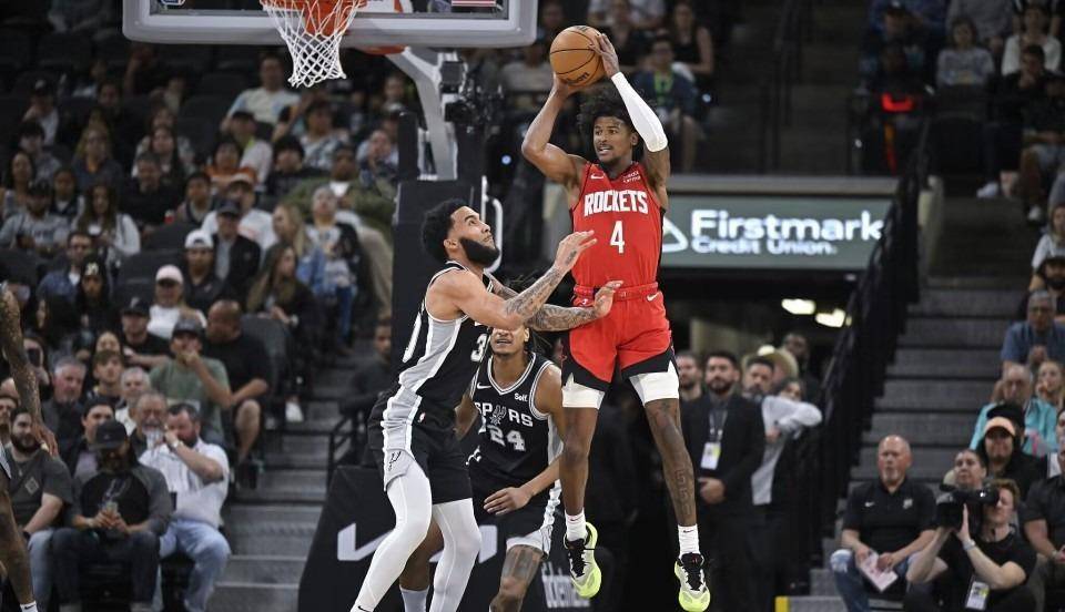 火箭两分险胜马刺迎三连胜!范弗利特21分文班亚马两双