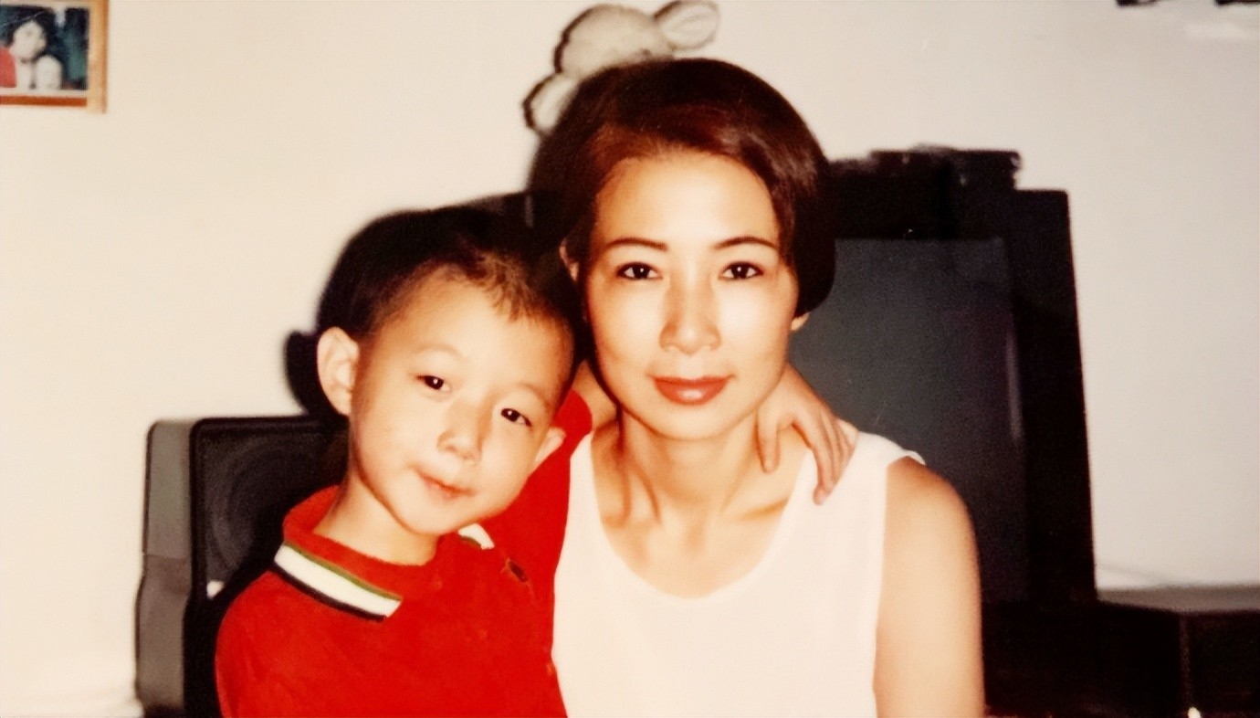 悲情女人仲小萍,因儿子30年不嫁,两次被辜负,霍尊输了回到原点