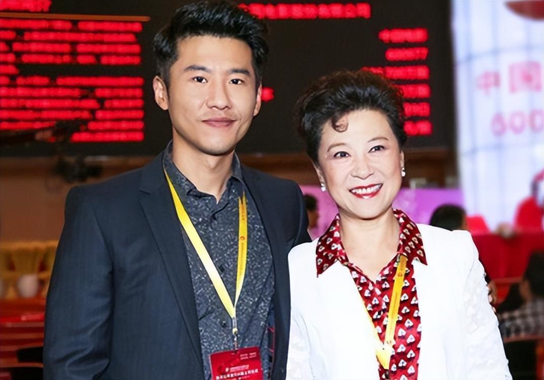 著名演员王馥荔:丈夫为娶她险些丢了工作,如今儿子成了两人骄傲