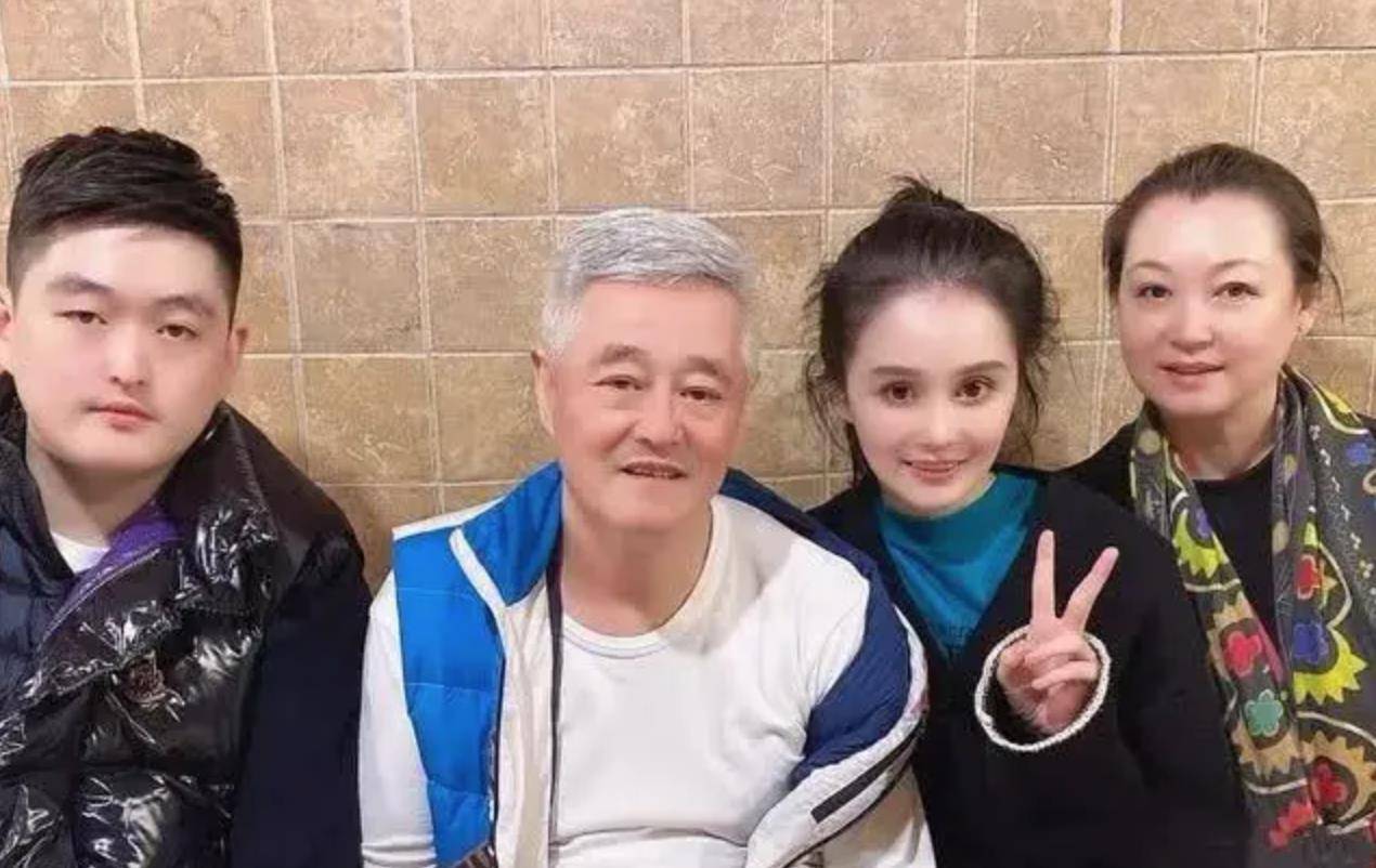 65岁赵本山双喜临门:龙凤胎女儿2月领证结婚,26岁儿子也出息了