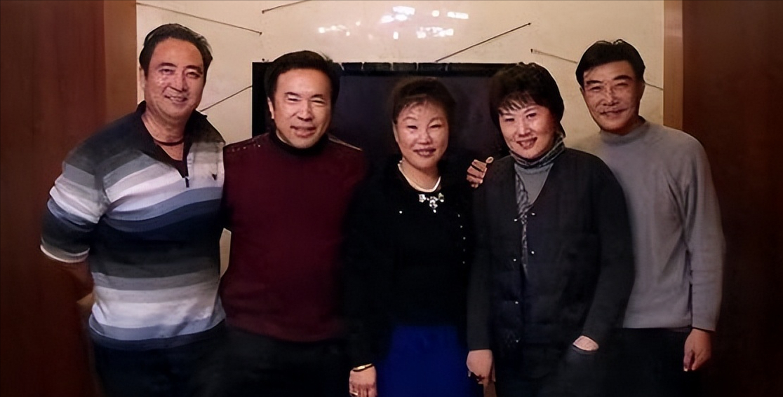 与上一任妻子不一样,王丽波十分体贴翟乃社工作的辛苦;总是忙前忙后为