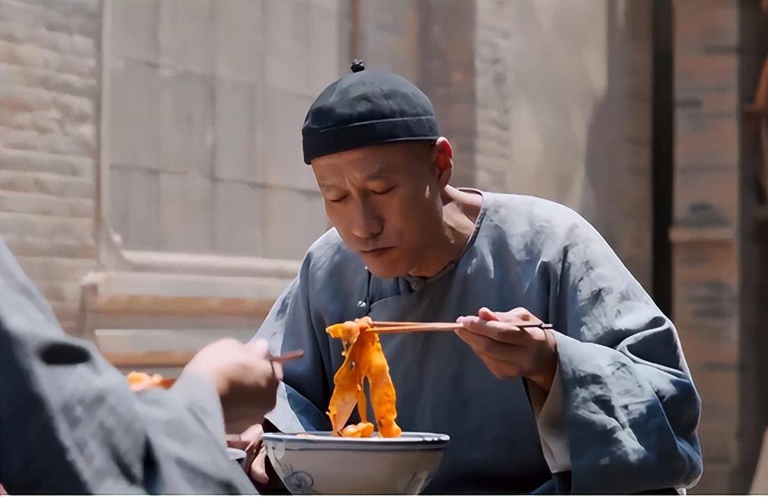 泼面把观众馋的不轻, 但在拍摄过程中, 直接把张嘉译一众老戏骨吃到吐