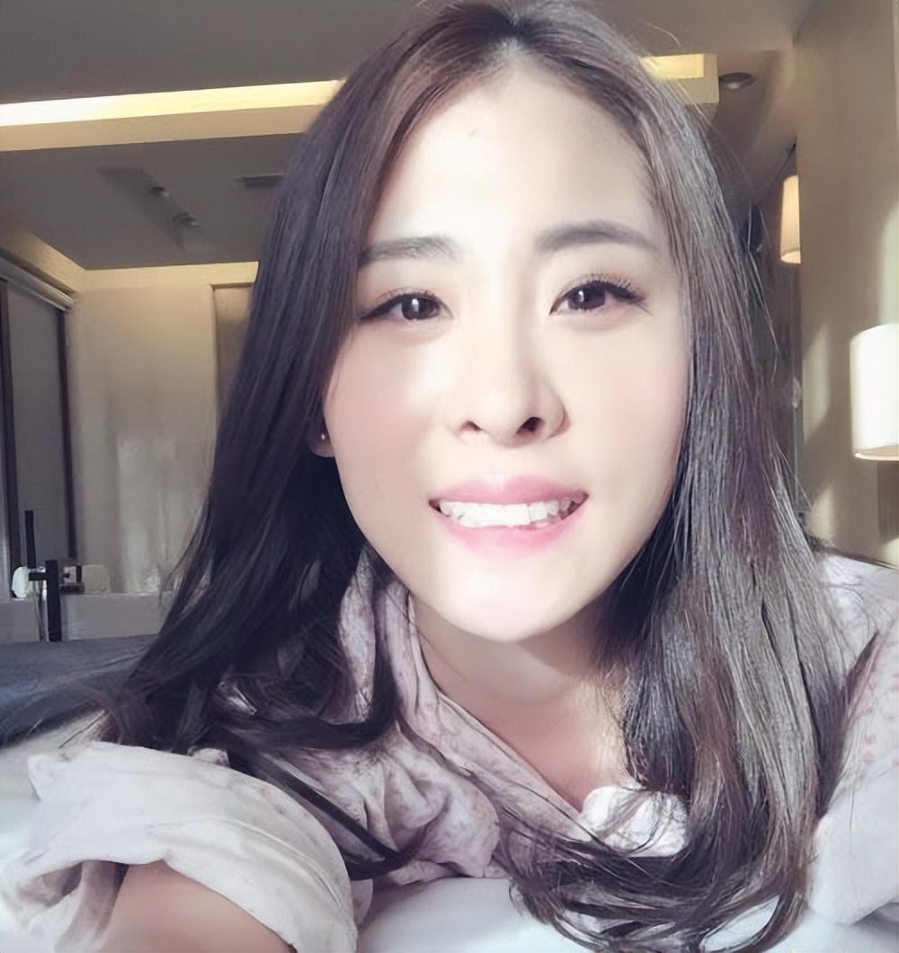 可以看到,那时张碧晨的脸型和现在完全不一样,张碧晨的鼻子疑似做了