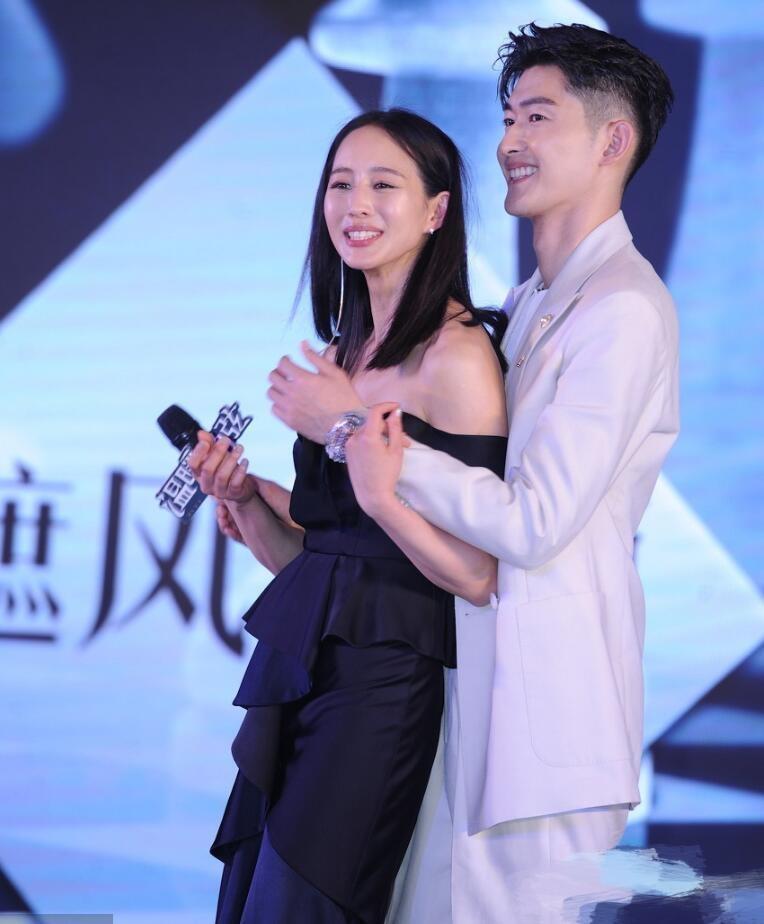 还有一段张翰扛着张钧甯走的镜头,这里张翰故意多加了一个拍屁股的