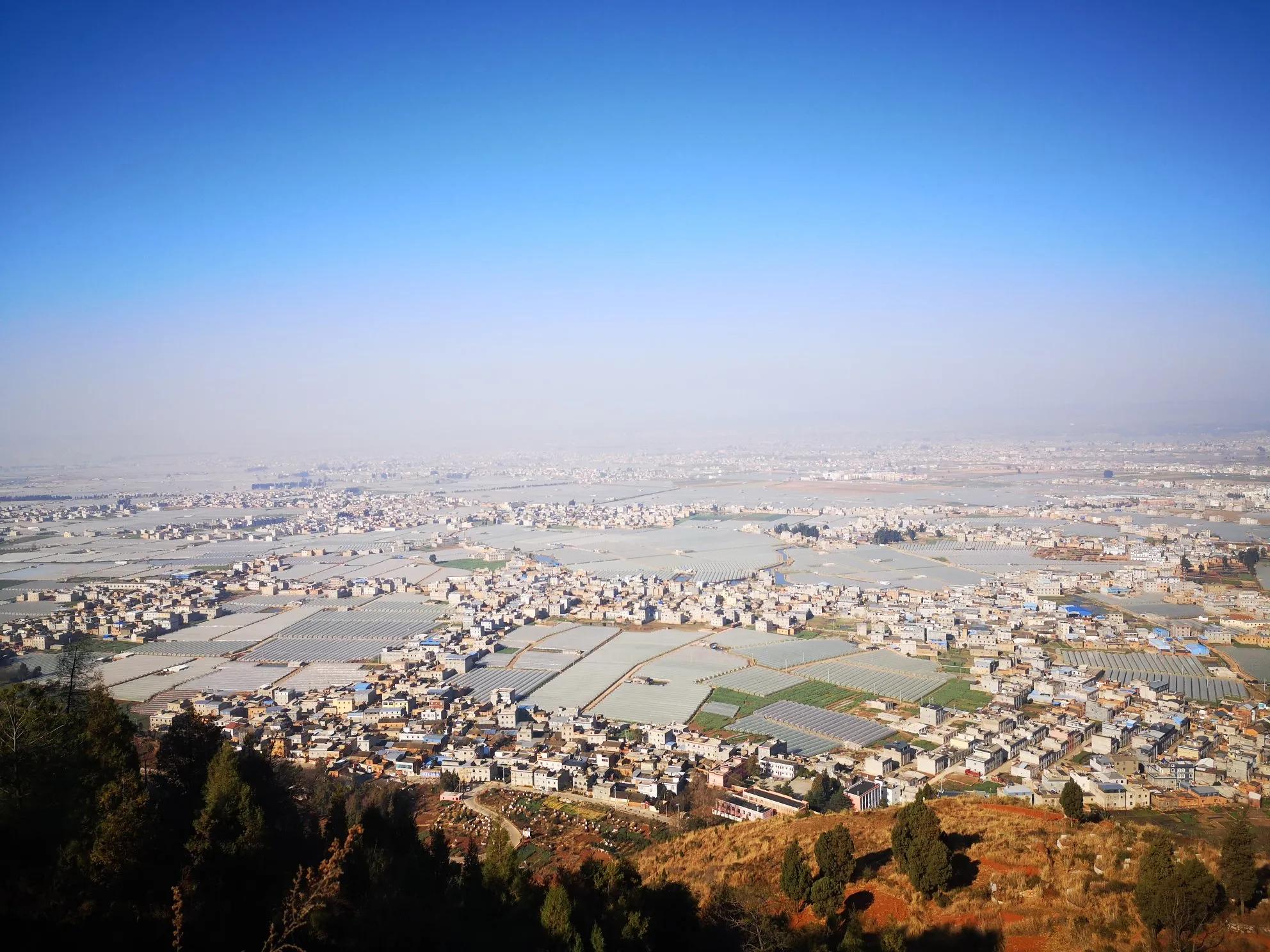 现在四季更替粮食桑蚕等作物退出了陆良坝子,大棚蔬菜覆盖了整个坝子