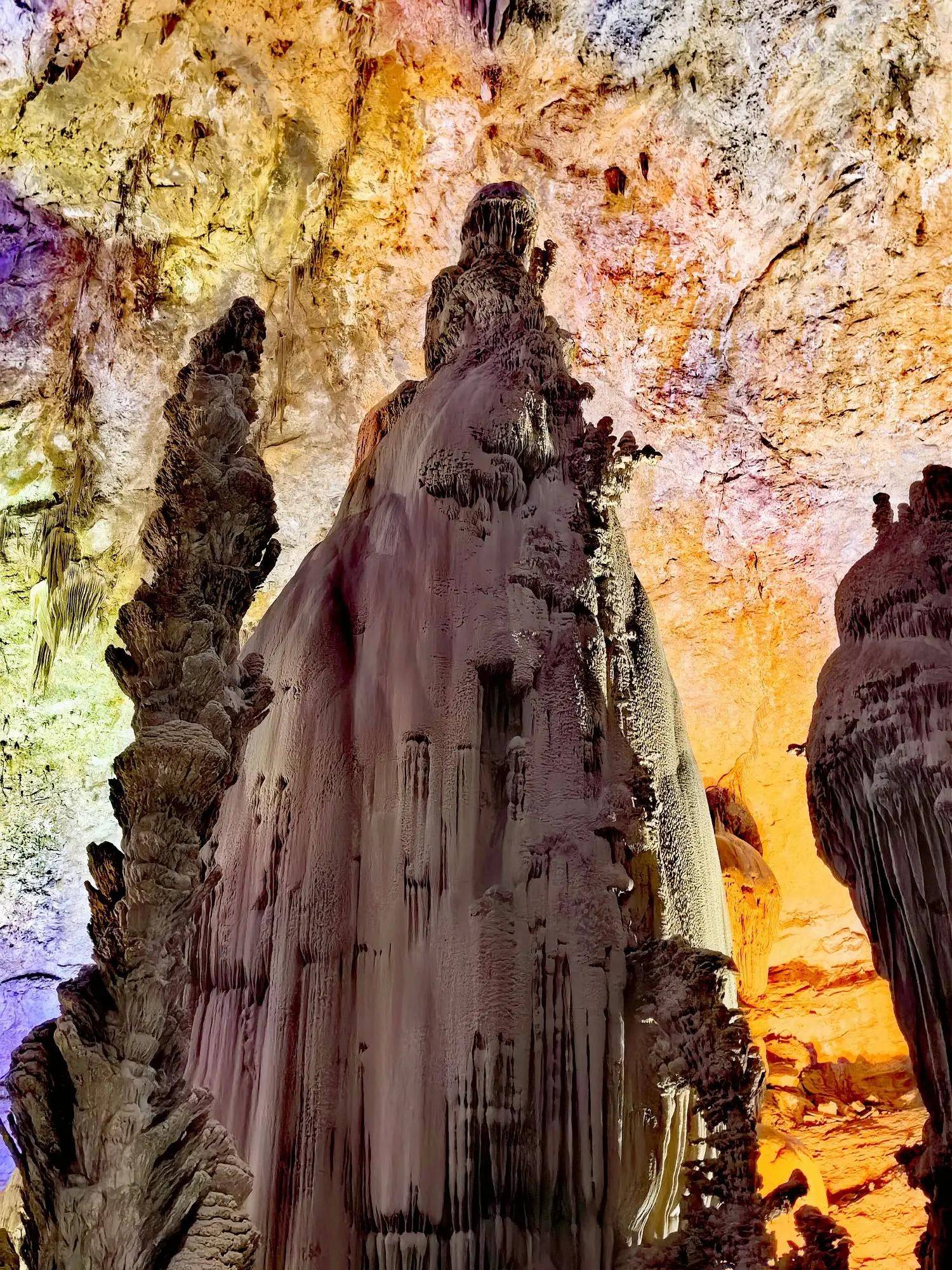 贵州毕节:这个洞穴人像钟乳石妙绝天下,不用彩灯装饰朴素美