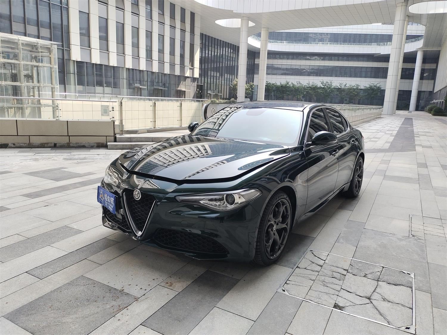 而后人把《罗密欧与朱丽叶》这个名字移植到汽车上,命运继续传递,这款