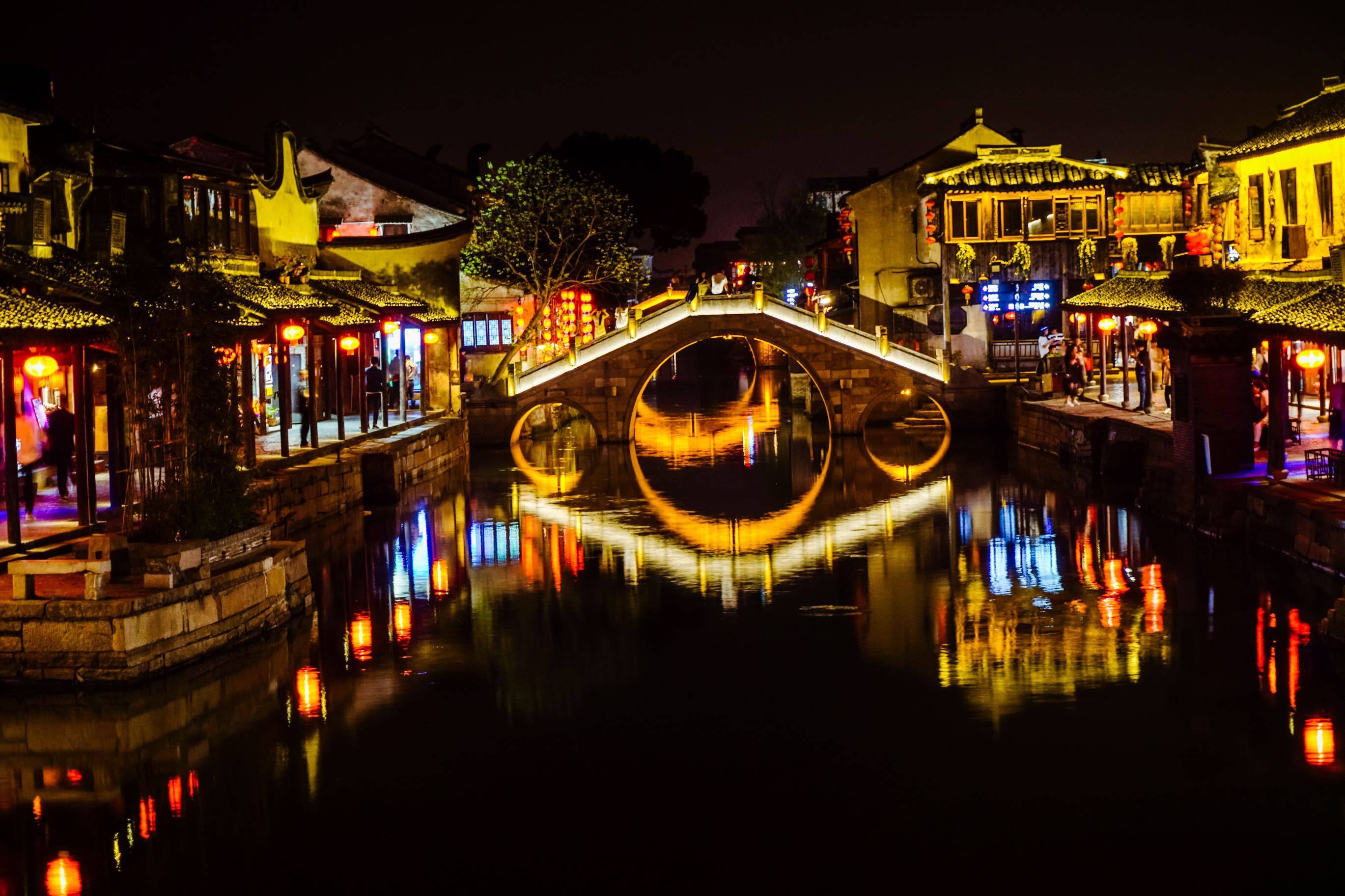 浙江最"离奇"的古镇,为何白天票价很贵,晚上免门票随意进出