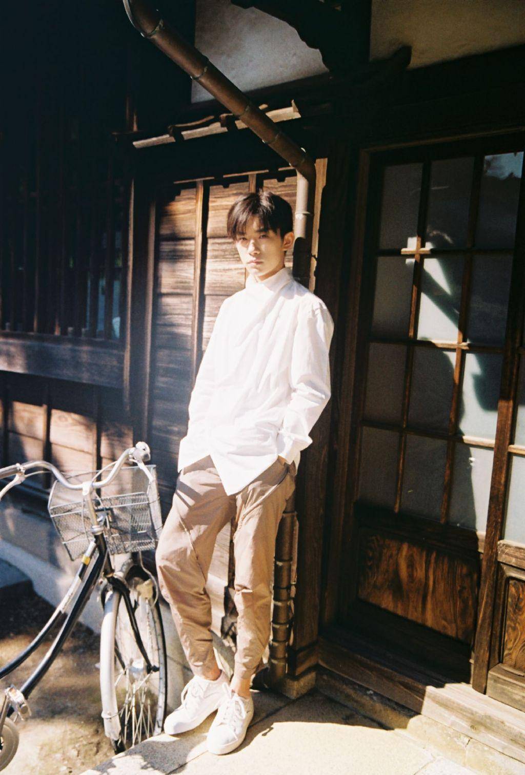 复古,文艺日前,易烊千玺新综艺《朋友请听好》最新造型美照释出