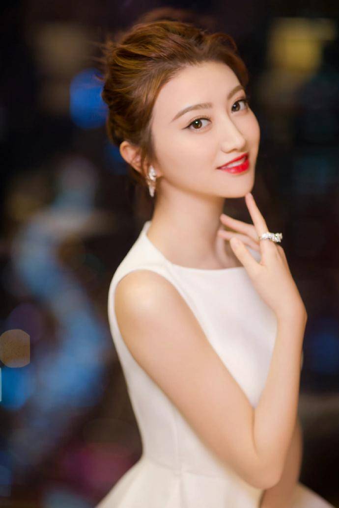 景甜又美出新高度,穿白色连衣裙显白又甜美,白皙肌肤和迷人气质