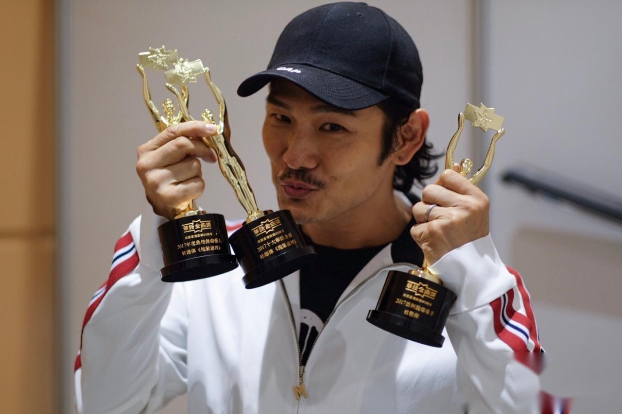 这个人就是周华健,那时候杜德伟和周华健就认识.