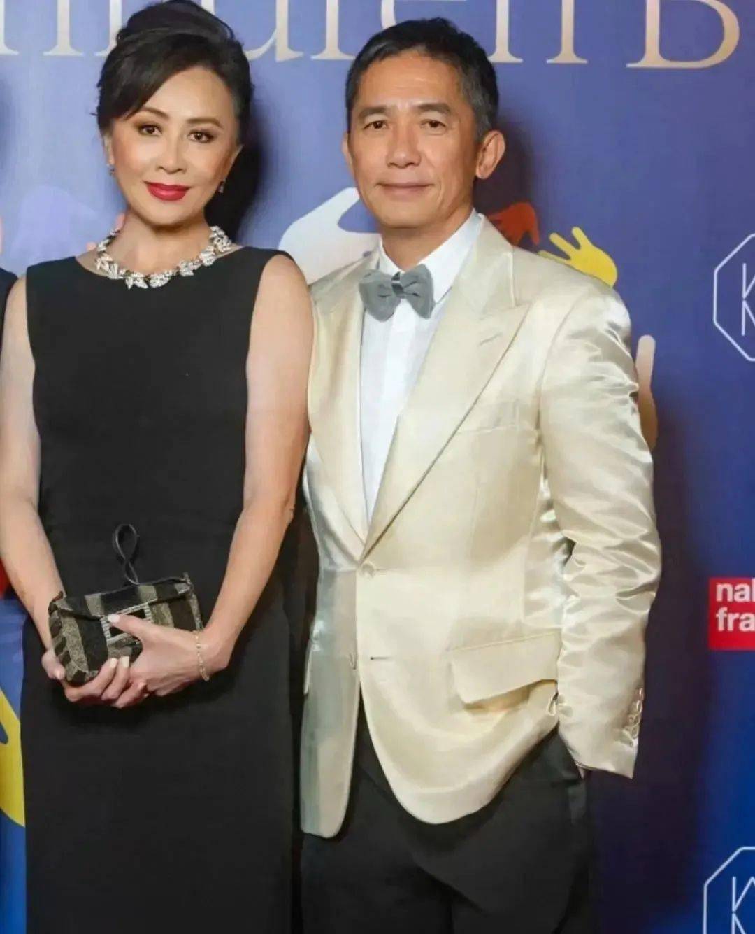 刘嘉玲夫妇国外度假,61岁梁朝伟街头吃冰淇淋,留短寸像小老头