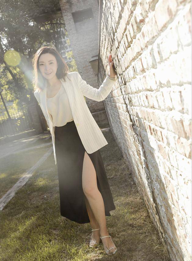 43岁"才女"刘威葳,一袭黑裙搭条纹西装,裙摆开叉到大腿好火辣