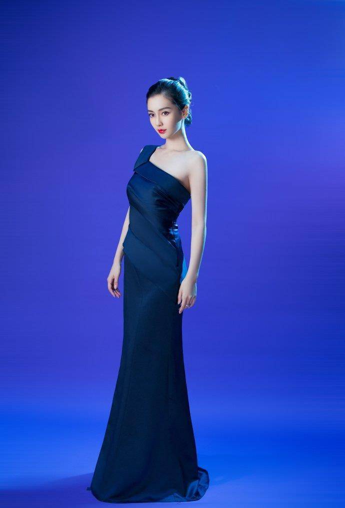 层层叠叠的蕾丝花边点缀既妩媚迷人又不失甜美的少女气息古力娜扎