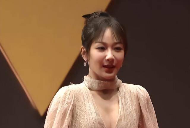 少女感的杨紫穿在身上,属实是有点违和感.