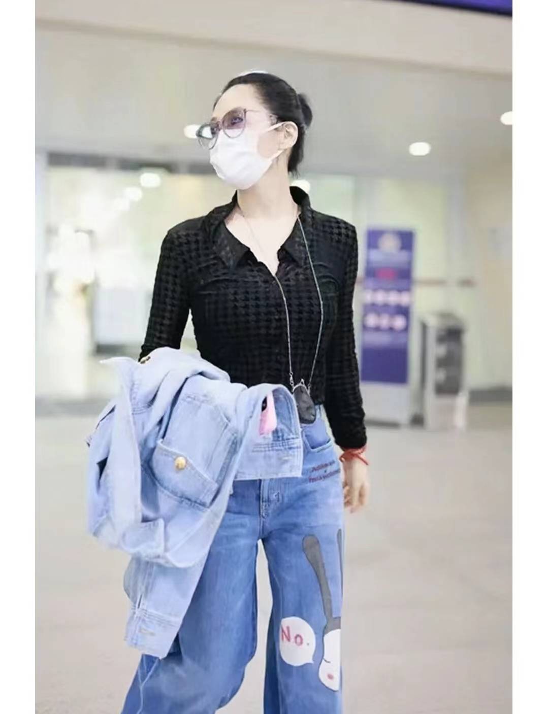 许晴穿"牛仔衣 阔腿裤"出机场,面带笑容频看手机,时髦洋气心情好