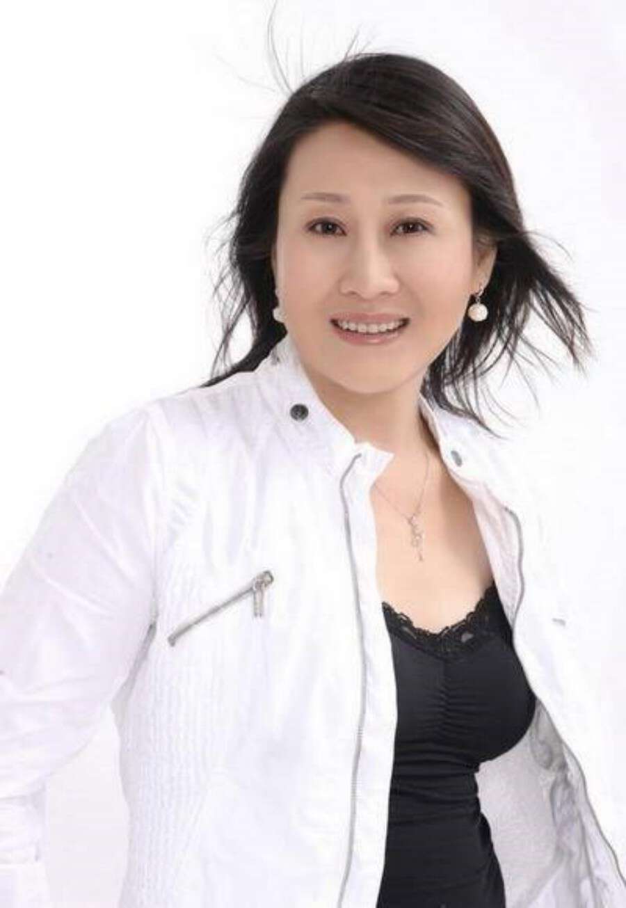 看了60岁的张凯丽,我悟了:头发要短,衣要深色,方能睿智优雅