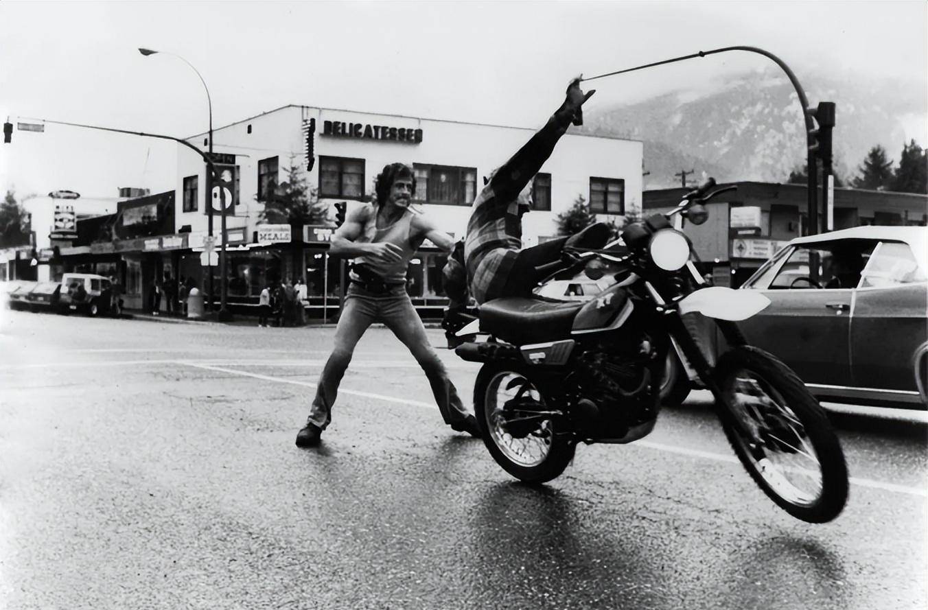 然而我们也需要注意到,虽然约翰·兰博在电影中表现出许多负面情绪,但