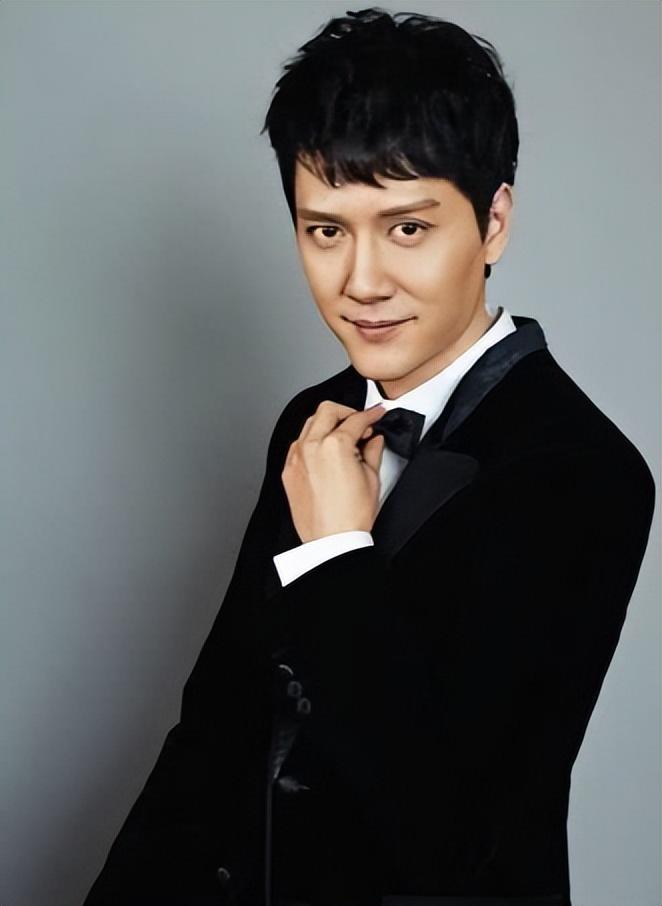 冯绍峰公开表白,亲密照片曝光引热议,网友:恭喜找到最值得爱的