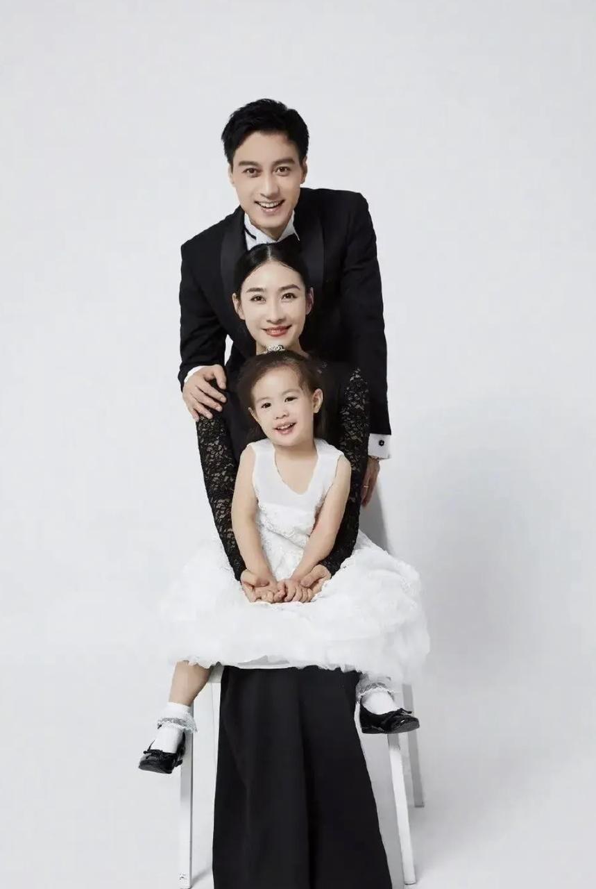 "安陵容"陶昕然晒全家福!老公帅气似模特,女儿高级脸颜值随妈