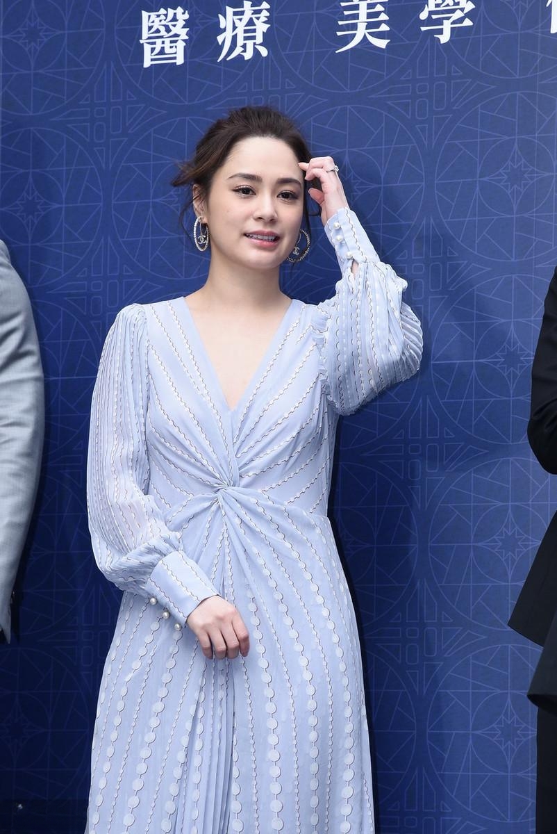 38岁钟欣潼参加活动,浅蓝色褶皱连衣裙温柔知性,v领甜美大方