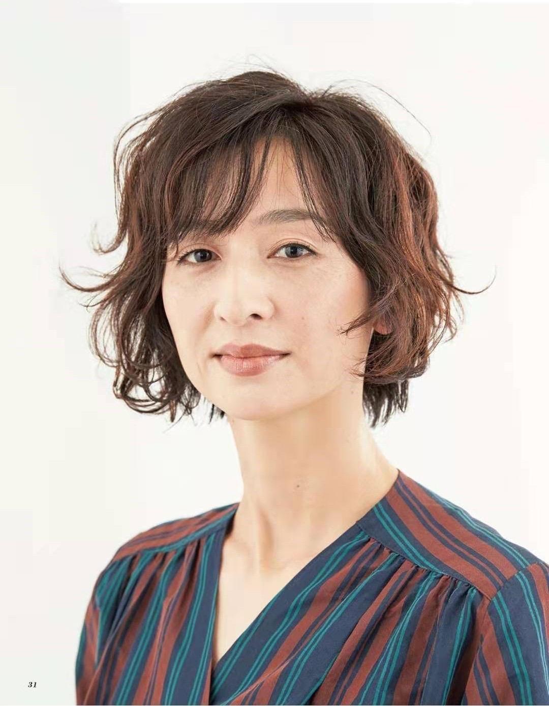 强的,但是大家完全就不用担心会显得很凌乱,因为这款发型延伸感非常强