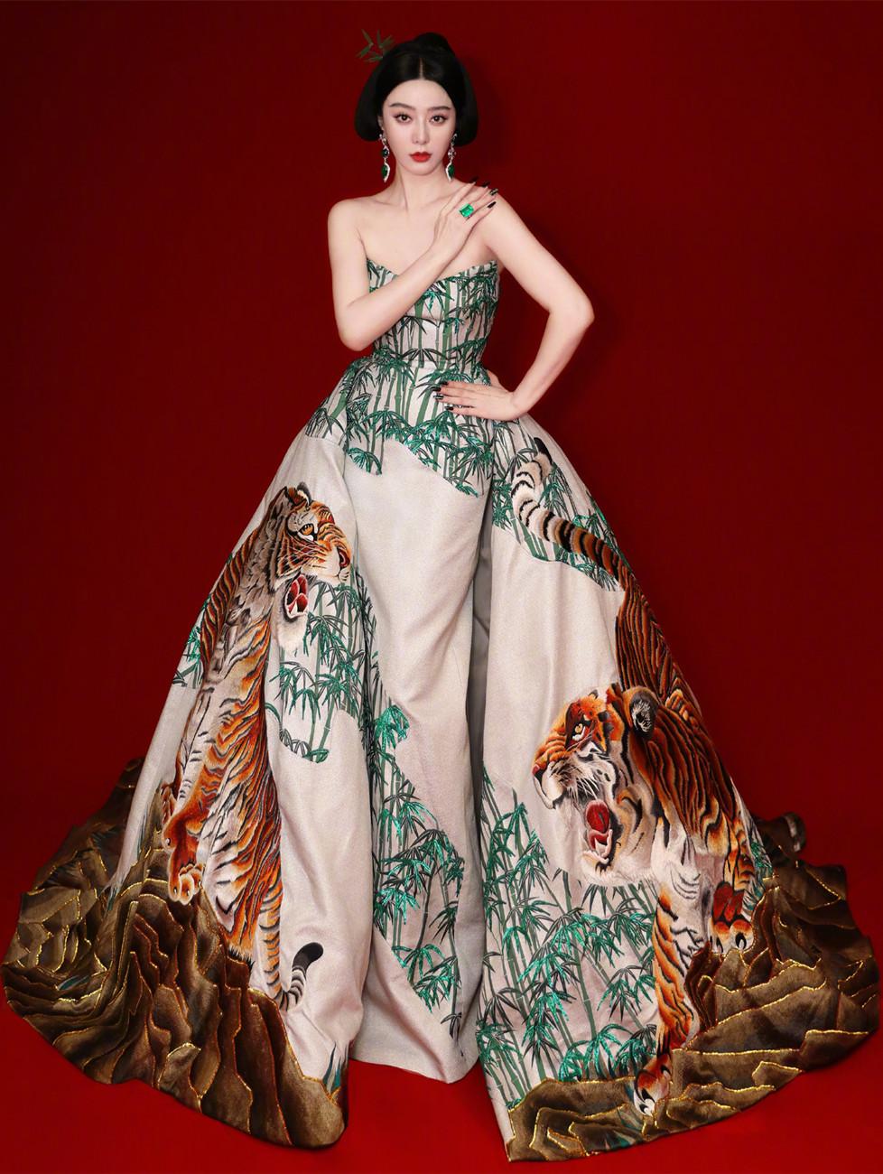 造型知识点:硕大的翡翠珠宝点缀优点:和裙装形成呼应范冰冰每次走红毯