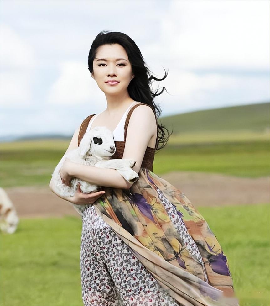 央视主持人紫凝:贷款买车,43岁依旧单身,风光背后是辛酸