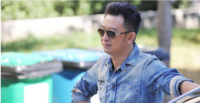 13岁那年,黄海波首次触电,在张元的作品《妈妈》中饰演一个智障少年"