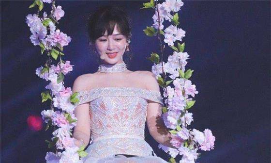 在秋千之上的杨紫,显然还是有些微紧张的,一只手拿着话筒,另外一只手