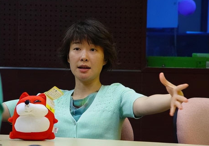 央视主持人王雪纯:嫁初恋老公,一生无儿无女,如今过得怎样子?