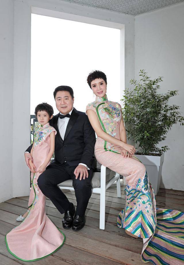 金巧巧走红毯拼了,穿拖尾旗袍踩90度恨天高,6岁女儿气质太像妈