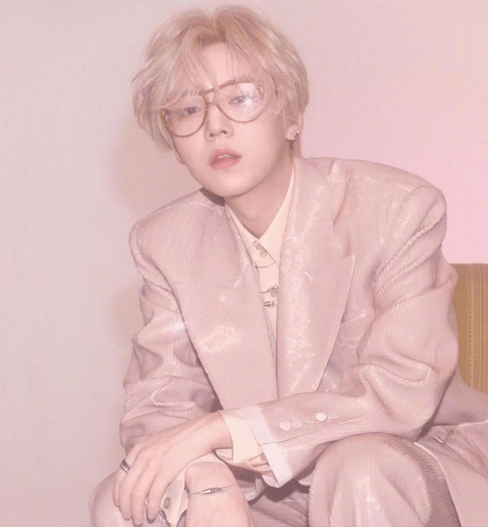 分钟车程的居住区是大片的军区大院,一时间,鹿晗的身世背景不言而喻