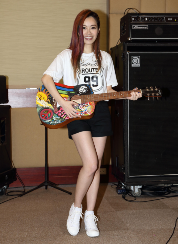 虽说年龄已经不小了,但她还是孤身一人,早年间她曾跟张孝全,吴大维谈